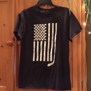 Men's small hockey/American flag t-shirt